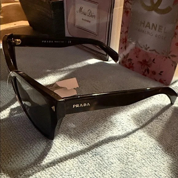 Chic Prada Tortoise Shell Sunglasses display picture 3